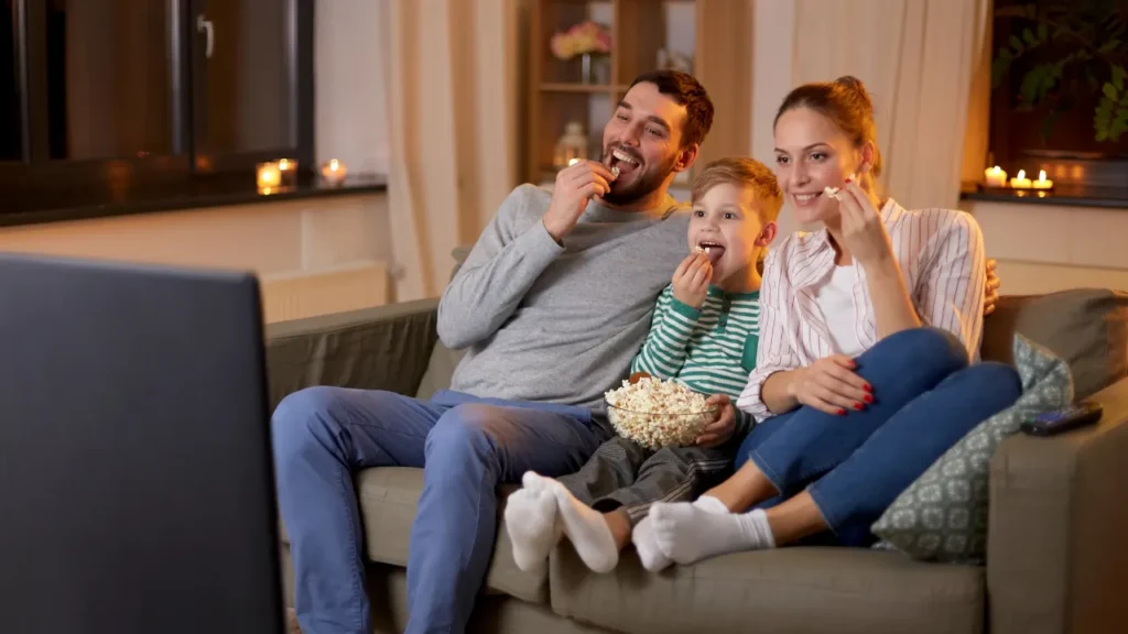 Familie kijkt samen IPTV op de Smart TV met KlarStream – Nederlandse en internationale zenders in HD en 4K